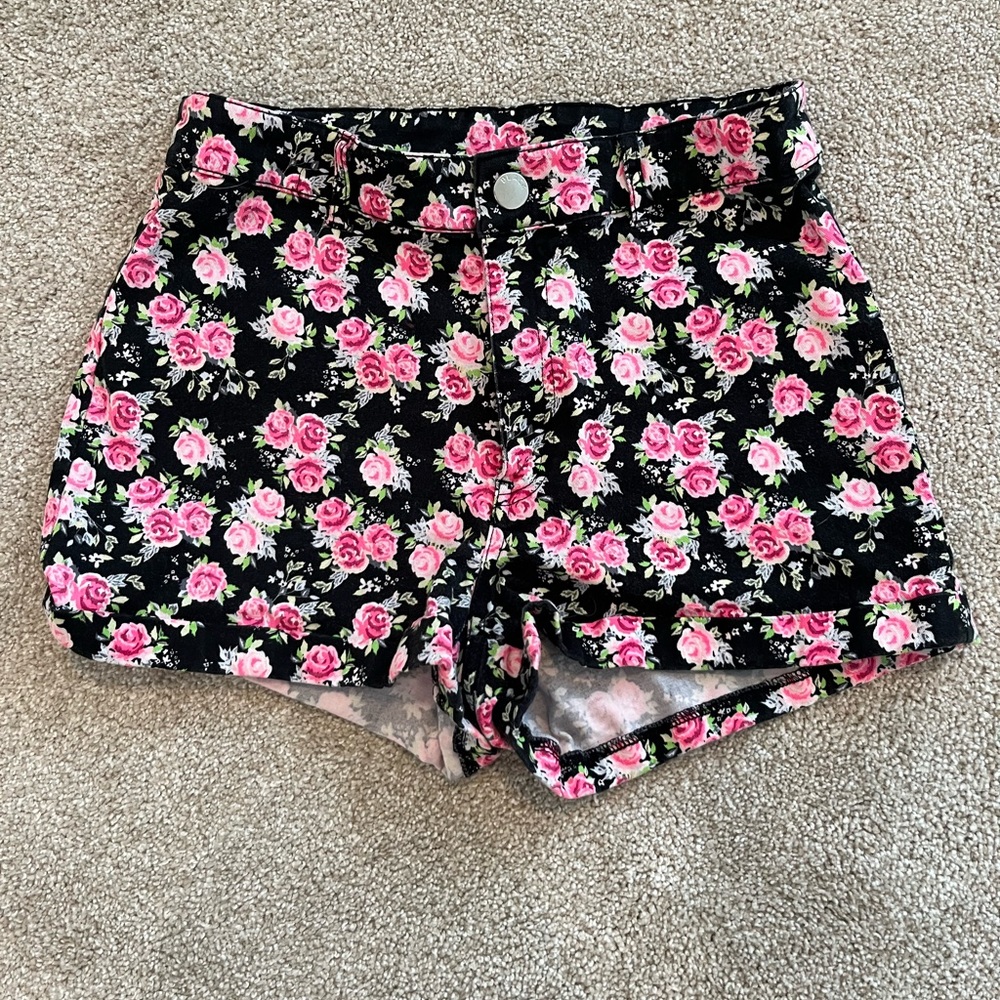 Super  cute Floral print button up shorts 🌸 Perfect for Summer!! ☀️☀️☀️
